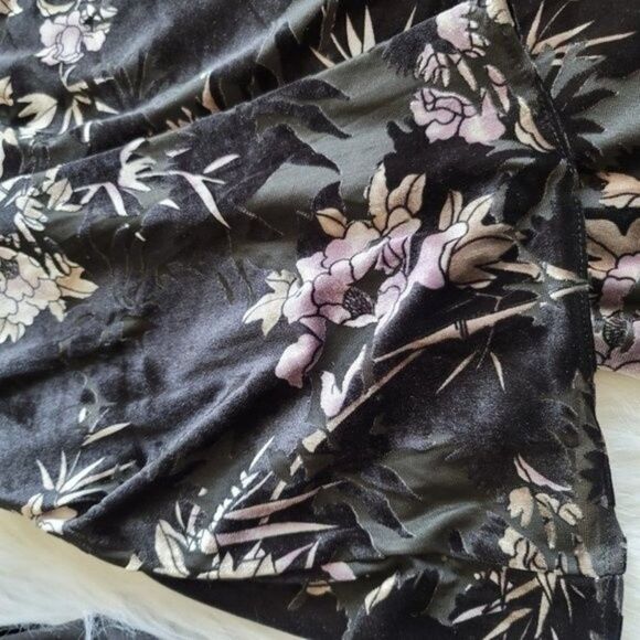 The Limited Floral Velvet Bell Sleeve Shirt Size XS - Picture 4 of 10